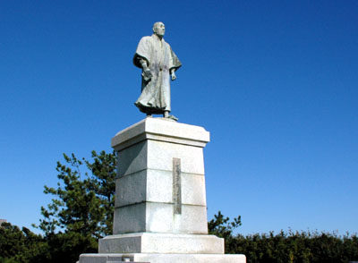 三代芳松銅像